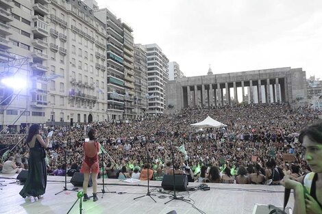 Alegato masivo y feminista, en verde y violeta 