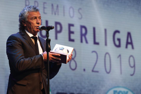 Gorosito, campeón con Tigre de la Copa de la Superliga, recibe el premio al mejor DT. 