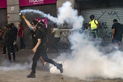 Chile celebró 30 años de democracia entre protestas y con el gobierno aislado 