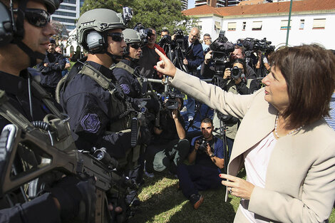 La ministra, Patricia Bullrich, junto a las fuerzas de Seguridad.