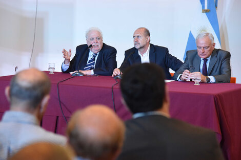 Los ministros González García y Carlos Parola junto al gobernador Perotti.