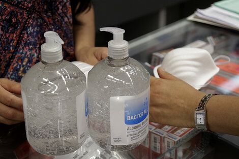 El alcohol en gel aumentó a la par de la propagación del coronavirus y por eso el Gobierno ordenó ahora retrotraer los precios.