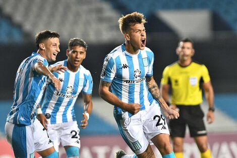 Reniero festeja su gol, el único de la noche.