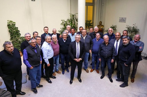 Alberto Fernández con la comisión directiva de la CGT.