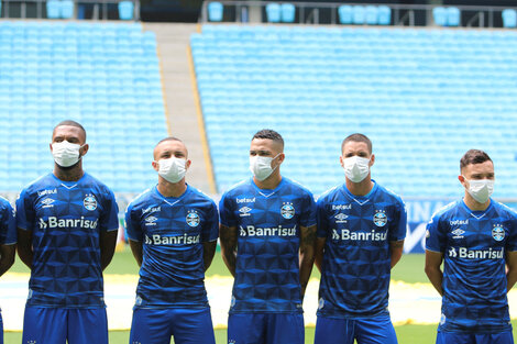 Gremio de Porto Alegre entró a la cancha con barbijos