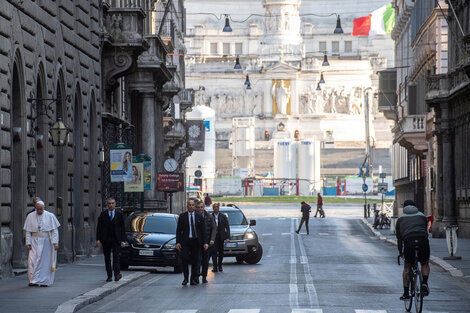 El papa Francisco salió del Vaticano para rezar en una basílica de Roma.