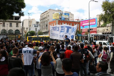 Movilización de vendedores ambulantes por los violentos operativos de la Policía de la Ciudad en su contra