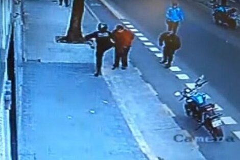 Captura del video en el que Ramírez patea a Gómez y lo derrumba.