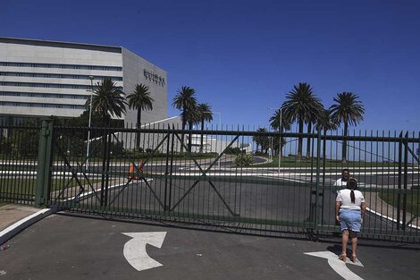 1) El Casino de Rosario permanece cerrado. 2) En las escuelas los docentes preparan actividades a la distancia.  (Fuente: Sebastián Granata)