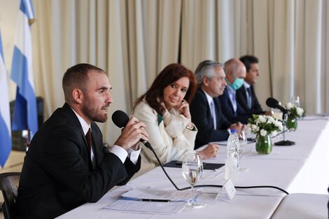 El ministro Martín Guzmán, junto a la vicepresidenta CFK, el presidente Fernández, el jefe de CABA Larreta y el diputado Massa. (Fuente: AFP)