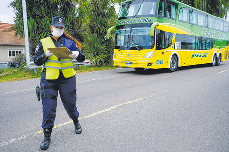 Controles a los pasajeros en los ingresos a las ciudades costeras. (Fuente: Télam)