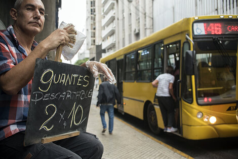 Calles semi vacías y las ofertas que la coyuntura sanitaria propicia. (Fuente: Andres Macera)