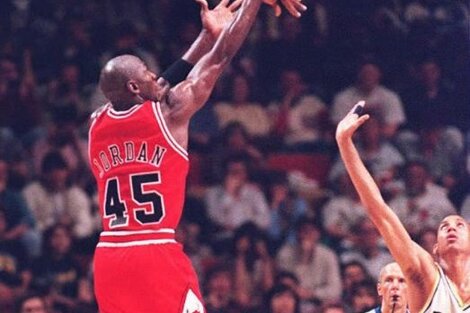 Jordan, frente a Reggie Miller, en su primer partido tras el regreso, con la inusual camiseta 45. 