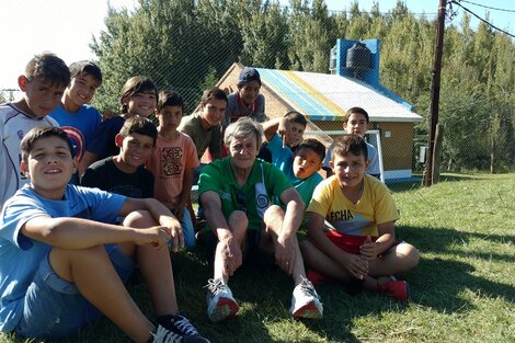 Houseman junto a los chicos de la escuelita de fútbol de la que era el padrino.