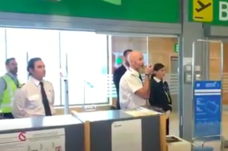 El comandante de Aerolíneas habla en Madrid a los pasajeros previo al embarque. 