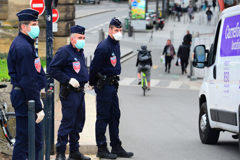 Policías franceses vigilan el cumplimiento de la cuarentena por el coronavirus.