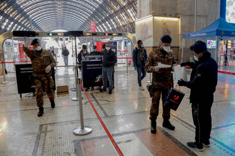 Estrictos controles en la estación de trenes de Milan por el coronavirus. (Fuente: EFE)