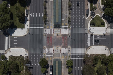 Desde un dron: la avenida 9 de Julio y Venezuela, a las 13.34 de este viernes. (Fuente: Matías Cervilla)