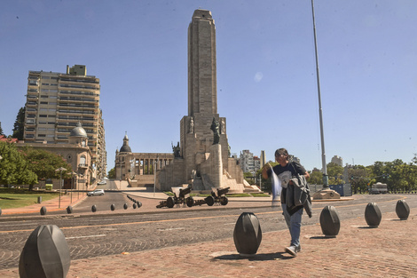 El primer día de cuarentena mostró poca gente en las calles de Rosario. (Fuente: Télam)