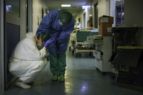 Trabajadores de salud en un hospital de Cremona, una de las zonas mas castigadas de Italia. (Fuente: AFP)