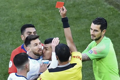 Messi y la pelea con Medel, que les hizo ver la roja a ambos futbolistas.