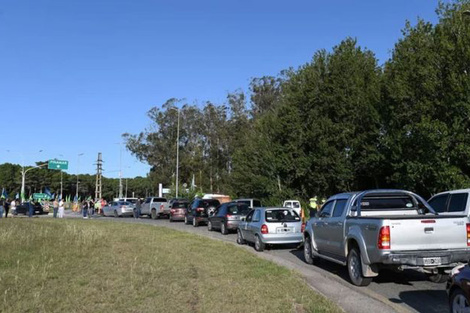 Fila de autos a la entrada de Pinamar, el viernes pasado.