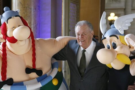 Uderzo con los muñecos de su máxima creación. (Fuente: AFP)