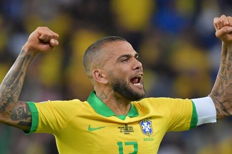 Dani Alves reaccionó ante las declaraciones de Bolsonaro, de minimizar la pandemia. (Fuente: AFP)