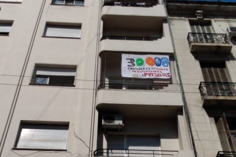 Una bandera colgada como advertencia al vecino violento: la violencia machista también espera su Nunca Más.