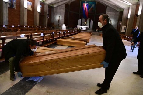 Ataúdes en la iglesia San Giuseppe en Seriate, Lombardía. (Fuente: AFP)