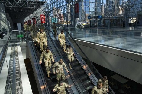 Miembros de la Guardia Nacional en un salón de convenciones convertido en hospital en Nueva York.