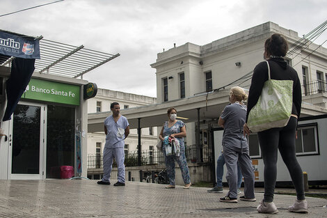 Colas en cajeros, la postal del día en Rosario que constrastó con el aislamiento. (Fuente: Andres Macera)