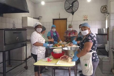 El comedor del Centro Comunitario San Cayetano, con barbijos y guantes.