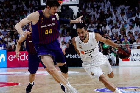 El gigante Ante Tomic marca al gran Facundo Campazzo en un Barcelona-Real Madrid. (Fuente: EFE)