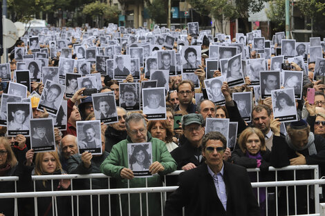 Cientos de personas acudieron al acto oficial frente a la AMIA.