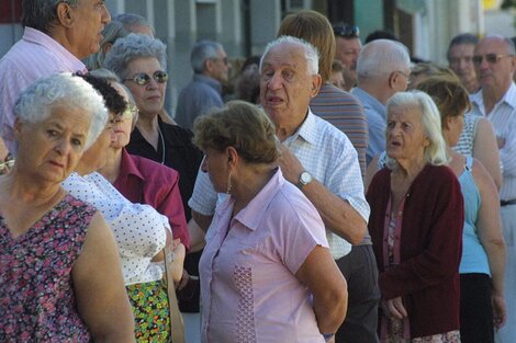 Muchos jubilados no están acostumbrados al uso de la tarjeta y no cuentan con un familiar que pueda hacer el trámite.