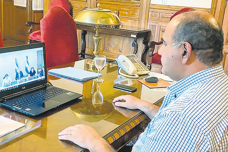 Los gobernadores, como Juan Manzur, se comunicaron por videoconferencia con el Presidente.