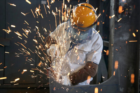 La sociedad se sostiene, produce y se renueva por la actividad de los trabajadores asalariados. (Fuente: AFP)