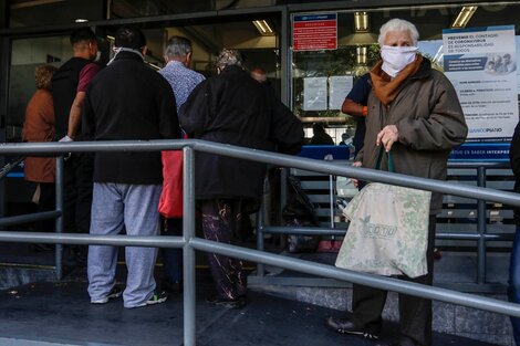 Largas colas por necesidad de dinero, pero también por aversión al plástico.