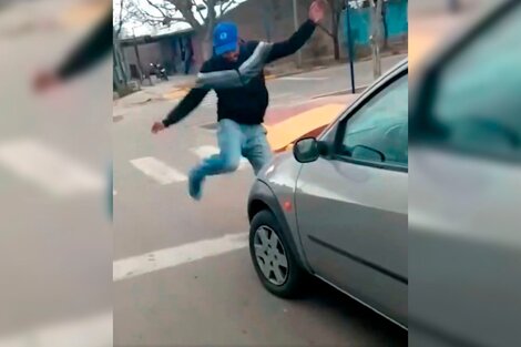 La imagen del agresor, Rodrigo Aznares, rompiendo el auto de la precandidata Gabriela Malinar.