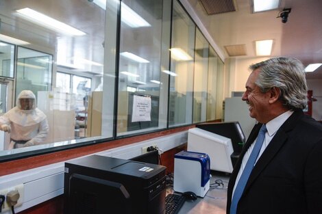 Alberto Fernández visitó el Instituto Malbrán junto al ministro de Salud, Ginés González García y el secretario general de la Presidencia, Julio Vitobello. El Presidente se reunió con los científicos que avanzan en la lucha contra el coronavirus.