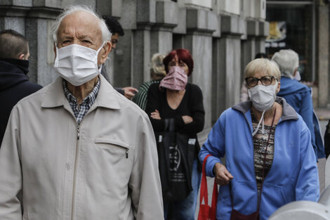 Cientos de jubiladxs y pensionadxs se vieron obligadxs a romper la cuarenta por la necesidad de concurrir a los bancos para hacer efectivos sus haberes.  (Fuente: Bernardino Avila)