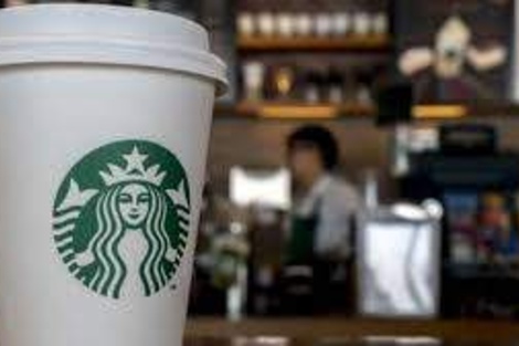 Starbucks fue una de las empresas que rebajó los sueldos de marzo. 