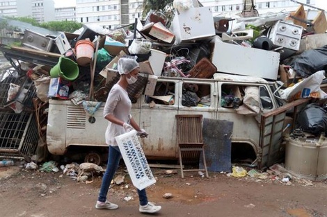 Rita de Souza, integrante de la asociación de habitantes de Paraisopolis, vuelve a su hogar tras dejar la comida para los habitantes más necesitados, en Sao Paulo (Brasil). 