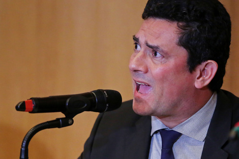 La reacción siguiente de Moro fue levantar sospechas sobre la autenticidad del material y aventar la hipótesis de manipulación. 