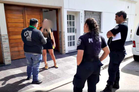 Los oficiales notifican a la mujer que violó el aislamiento