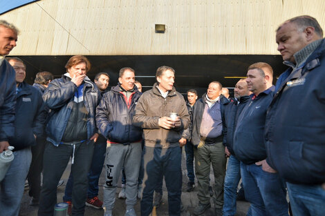 El intendente Fernando Gray junto a los trabajadores de la línea 165.