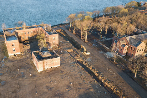 La nueva fosa en el cementerio de la isla Hart, en el Bronx.