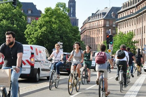 La gente utiliza la bicicleta como su medio de transporte.
