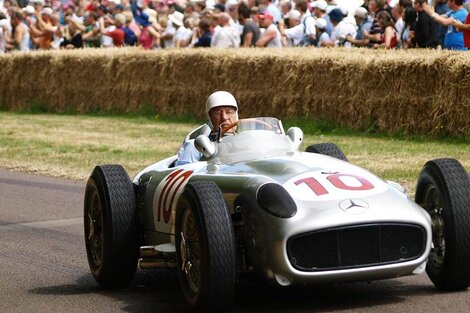 Murió el británico Stirling Moss, histórico rival de Fangio en la F1  